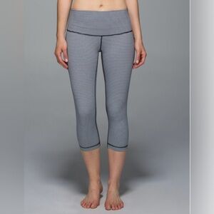 Lululemon Wunder Under Crop II (Roll Down)
Gingham Luon White Black Size 4.